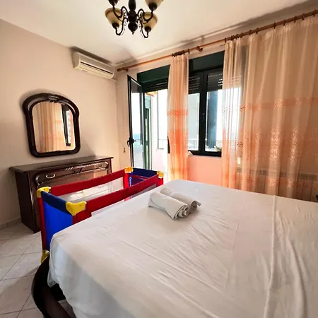 Spacious 2 Bedroom Center By Lunasol *