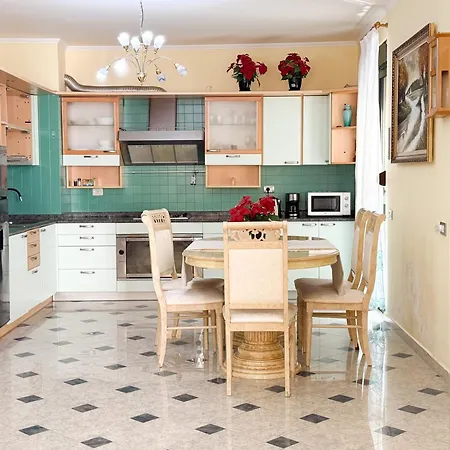 Spacious 2 Bedroom Center By Lunasol *