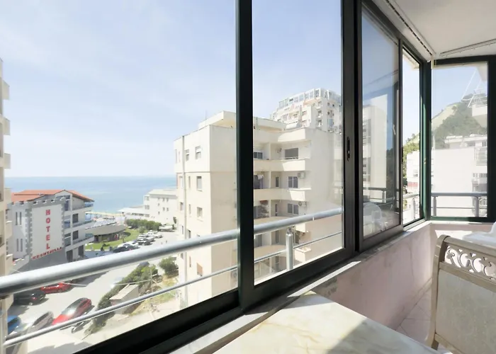 Spacious 2 Bedroom Center By Lunasol