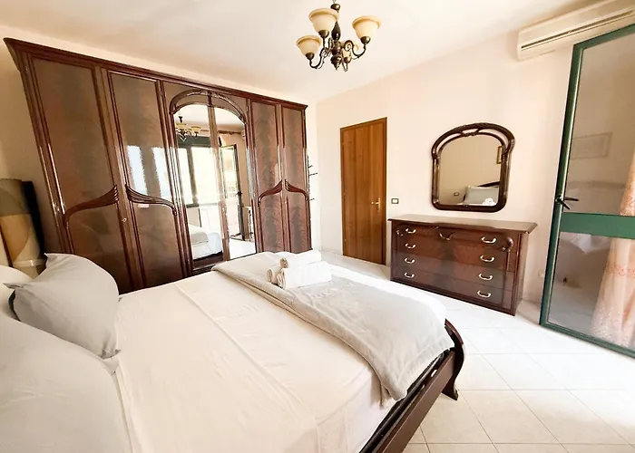 Spacious 2 Bedroom Center By Lunasol Appartamento