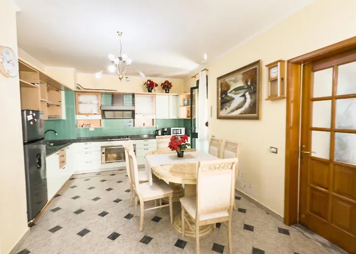 Spacious 2 Bedroom Center By Lunasol Appartamento Durrës