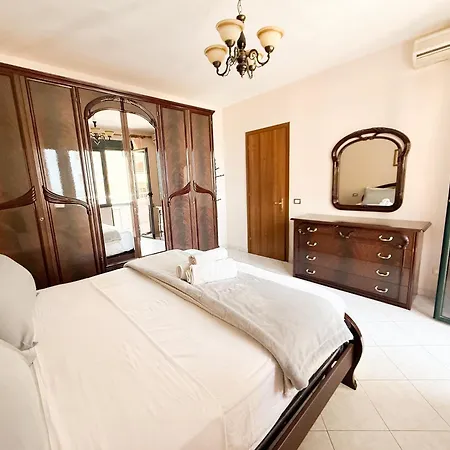 Spacious 2 Bedroom Center By Lunasol דירה