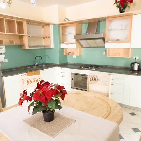 Spacious 2 Bedroom Center By Lunasol דירה *