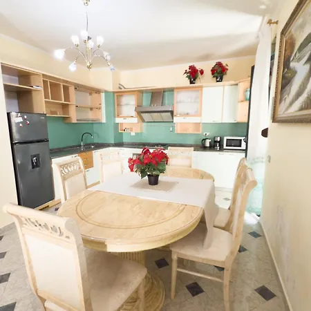 Spacious 2 Bedroom Center By Lunasol דורס