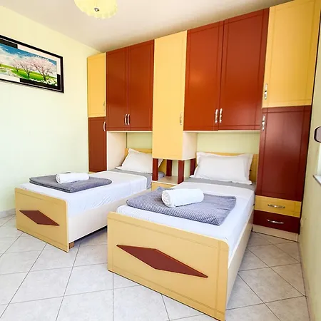 Spacious 2 Bedroom Center By Lunasol * דורס