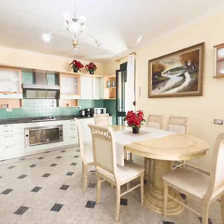 Spacious 2 Bedroom Center By Lunasol * Durrës