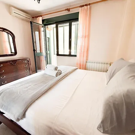 Spacious 2 Bedroom Center By Lunasol דירה *
