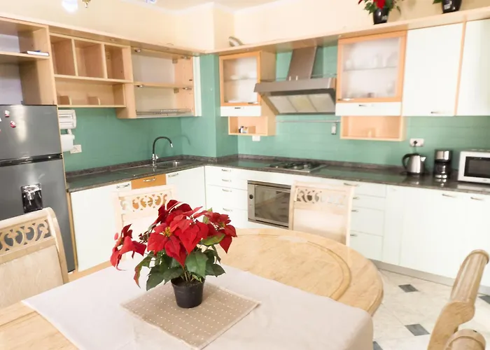Spacious 2 Bedroom Center By Lunasol Appartement *