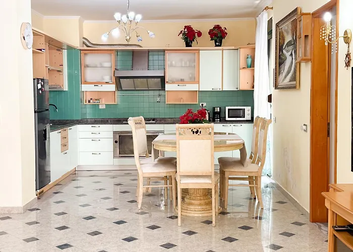 Spacious 2 Bedroom Center By Lunasol *